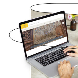 Museu virtual, notebook com mãos no teclado, mostrando o interior de um museu.